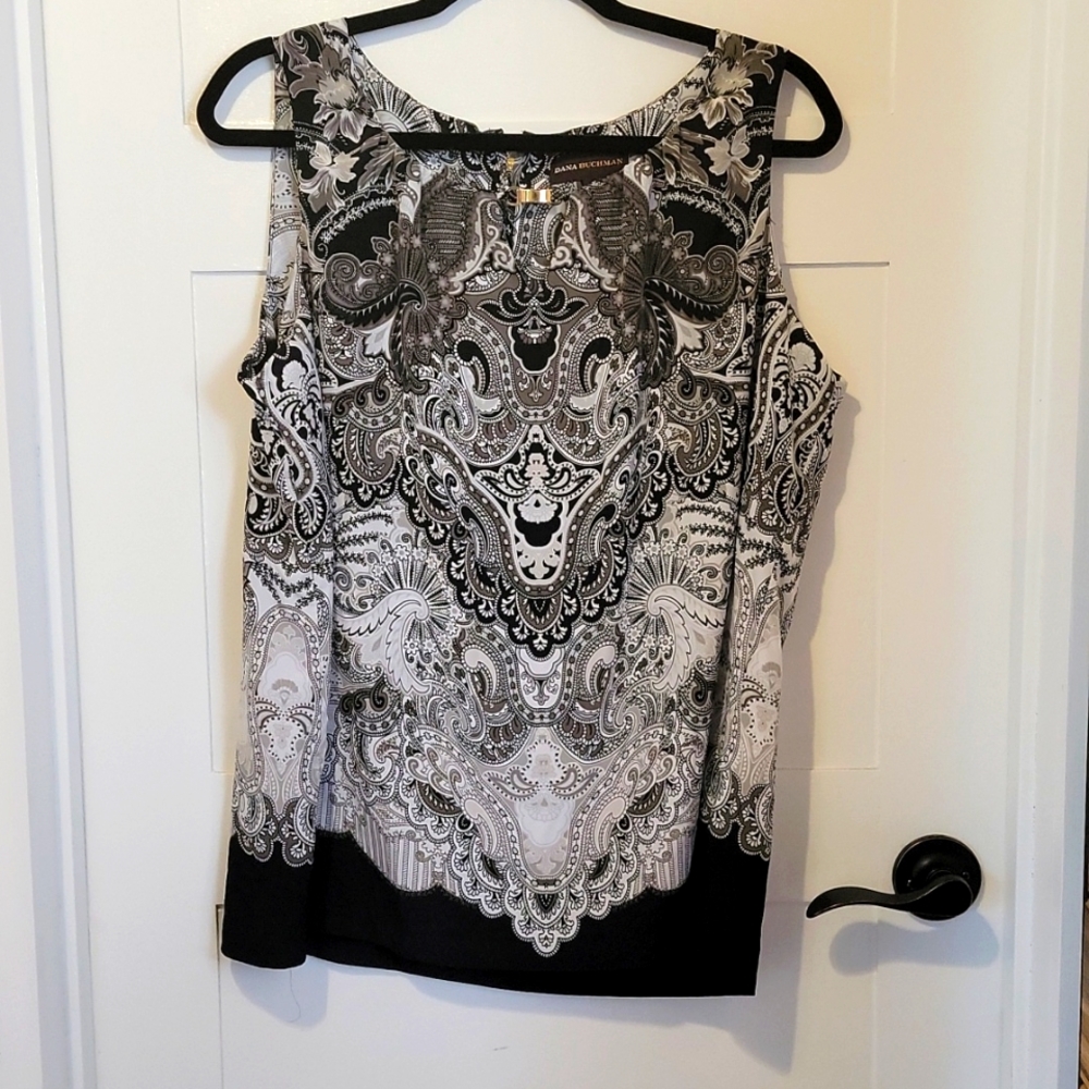 Black and white sleevless blouse